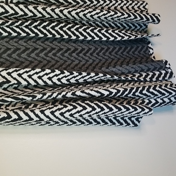 JM Collection chevron pattern white/black long open front coat size Large EUC - Picture 4 of 4